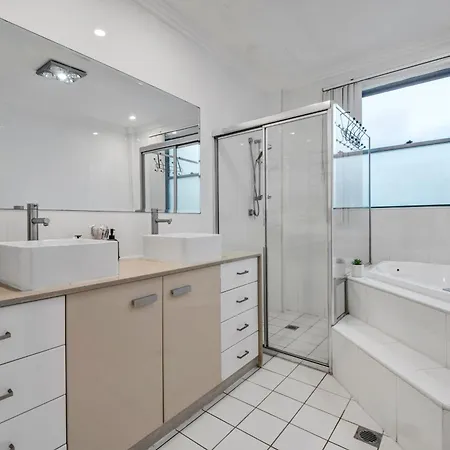 Luxury Retreat Sydney Airport Direct Train Line Villa Exterior photo