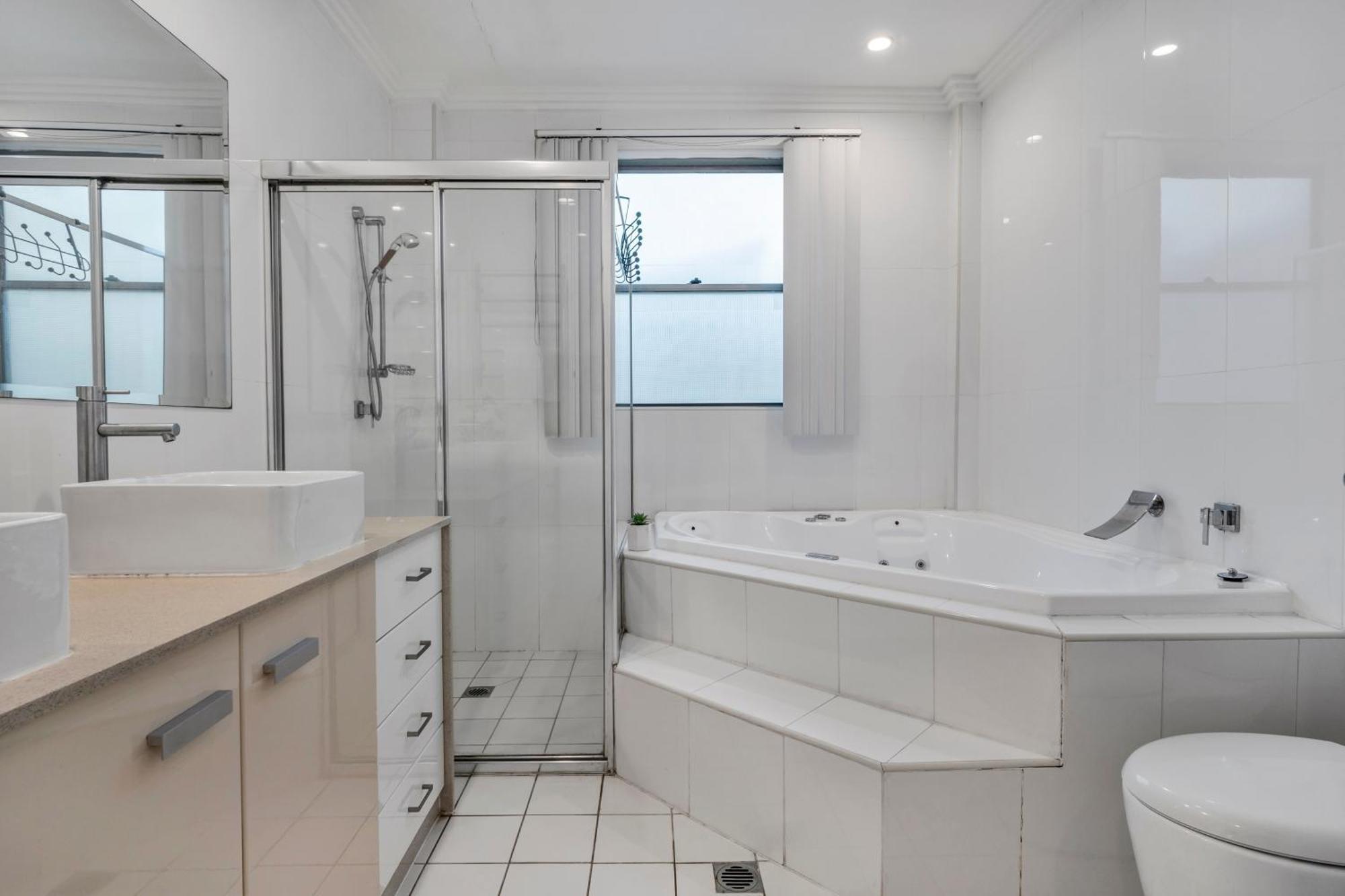 Luxury Retreat Airport Direct Train Line Holiday home *
